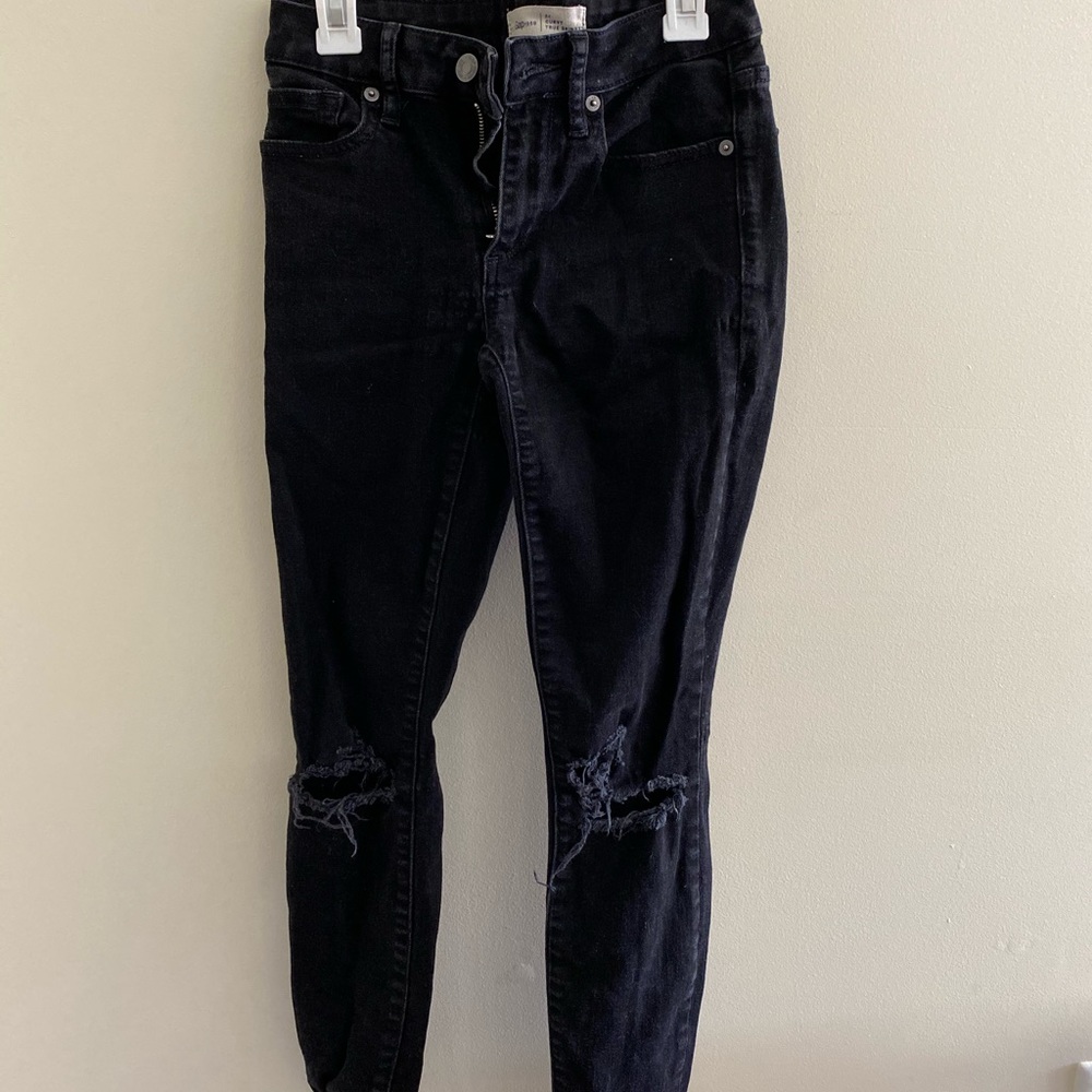 Distressed knee Gap jeans